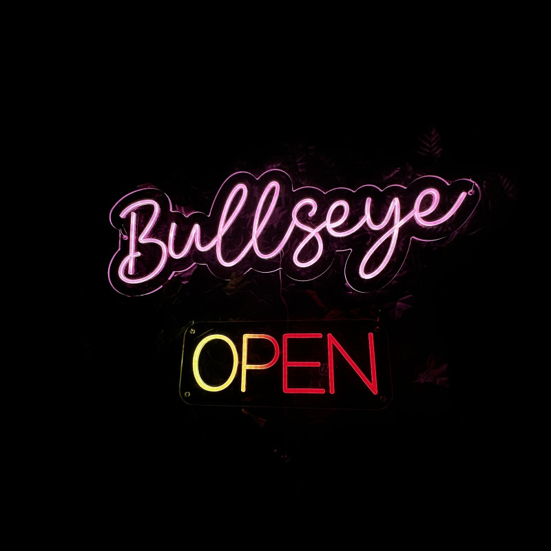 Bullseye & OPEN — enseignes lumineuses personnalisées (vitrine & brand wall)