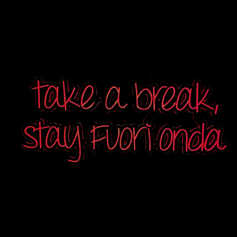 Take a break, stay Fuori Onda — enseigne lumineuse personnalisée (corporate/lounge)