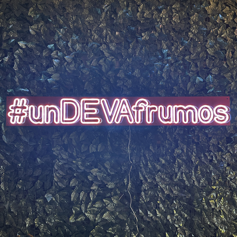 #unDEVAfrumos — semn LED personalizat