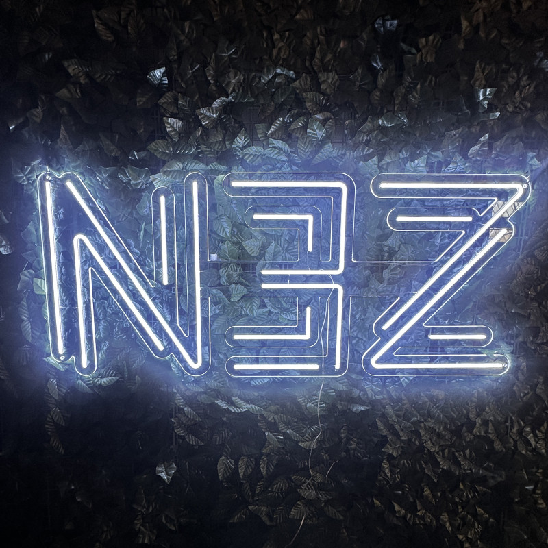 NEZ — semn LED personalizat