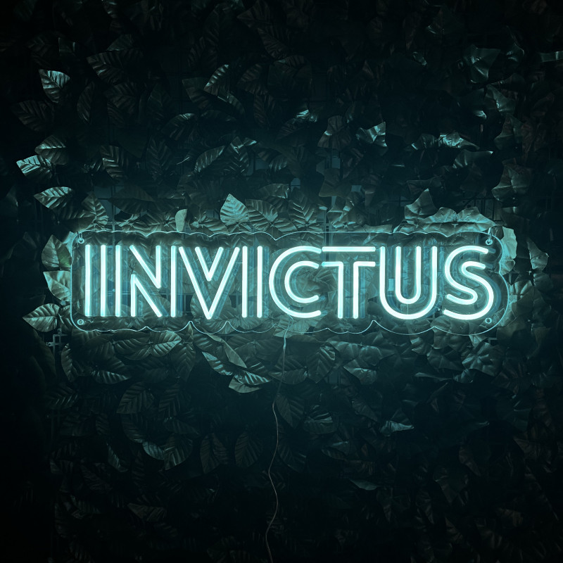 INVICTUS — semn LED personalizat