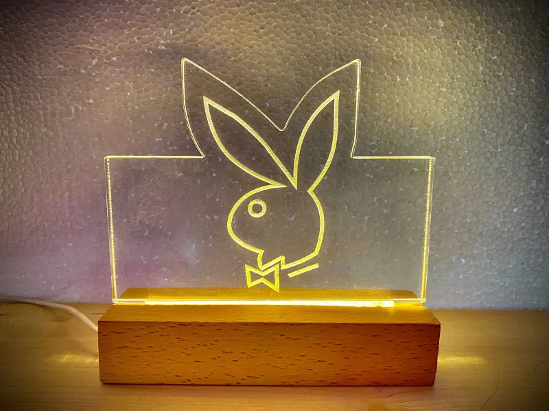 Playboy - Semn Luminos Gravat in Plexiglas pe Baza Lemn
