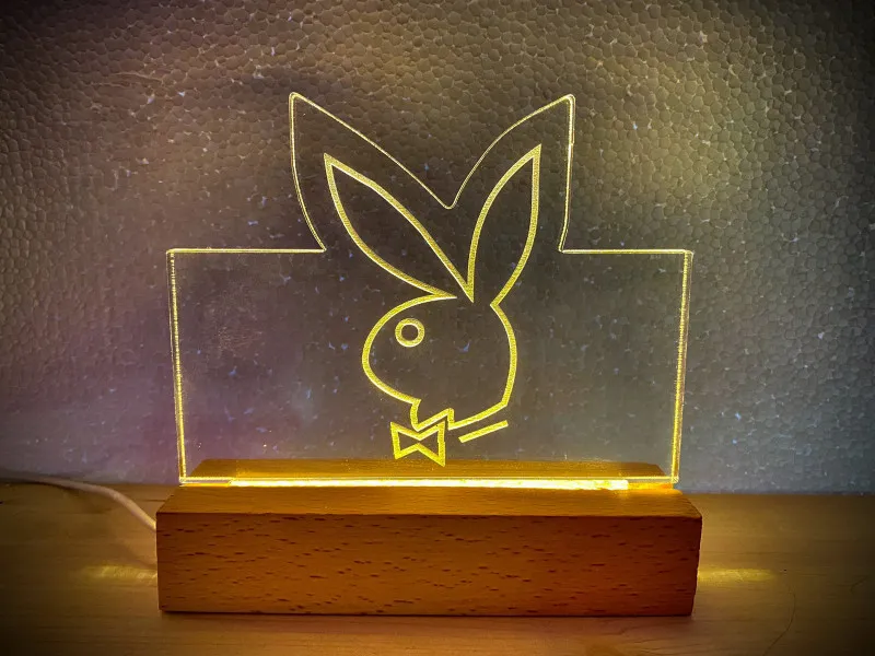 Playboy - Semn Luminos Gravat in Plexiglas pe Baza Lemn