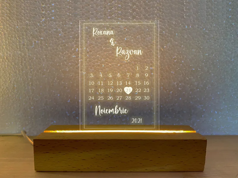 Calendar Personalizat - Semn Luminos Gravat in Plexiglas pe Baza Lemn