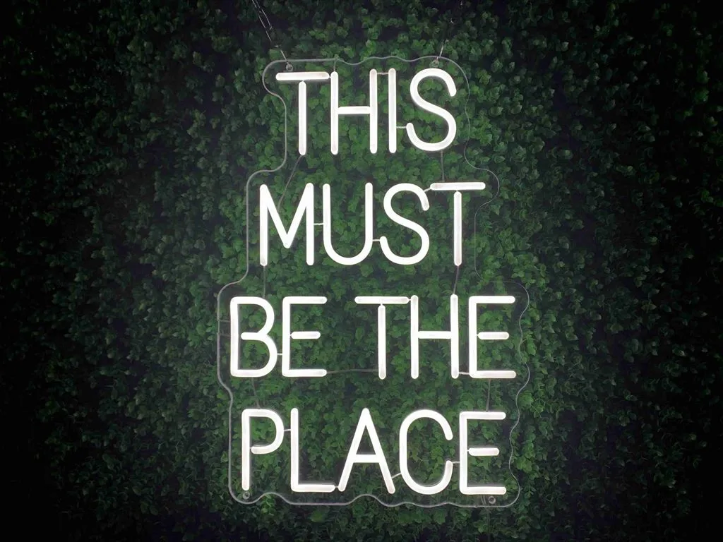 THIS MUST BE THE PLACE - Semn Luminos LED Neon de Inchiriat