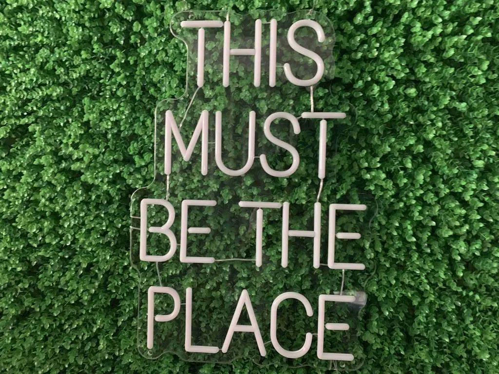 THIS MUST BE THE PLACE - Semn Luminos LED Neon de Inchiriat