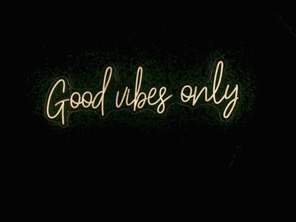 Good vibes only - Semn Luminos LED Neon de Inchiriat