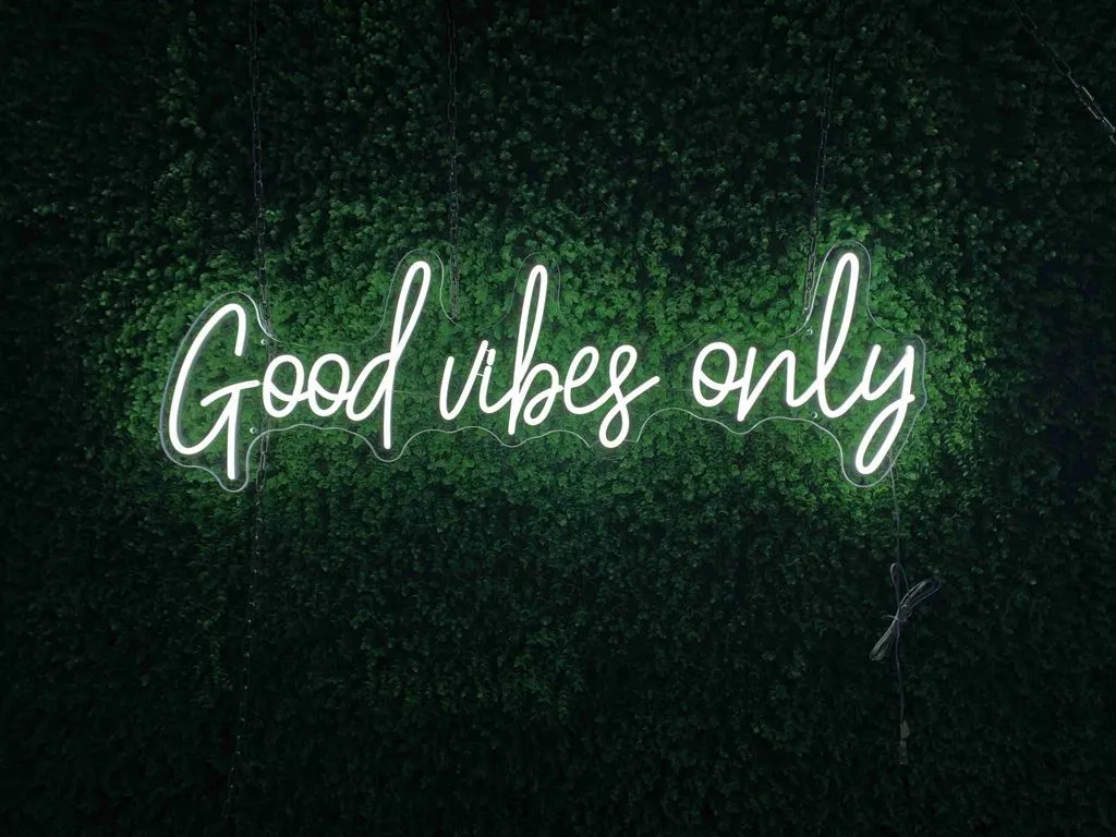 Good vibes only - Semn Luminos LED Neon de Inchiriat