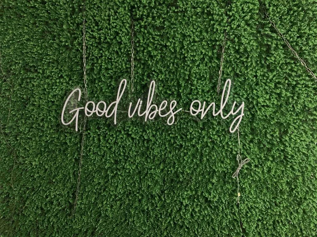Good vibes only - Semn Luminos LED Neon de Inchiriat