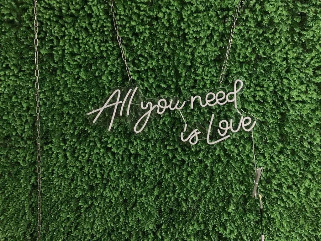 All you need is Love - Semn Luminos LED Neon de Inchiriat