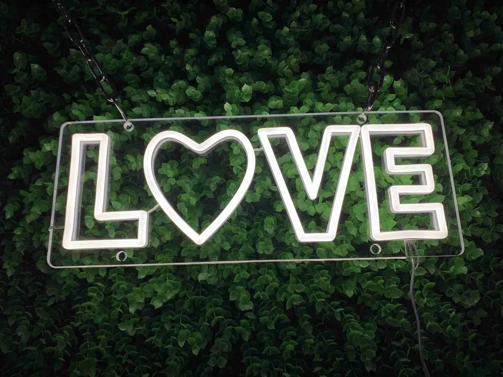 Love - Semn Luminos LED Neon de Inchiriat