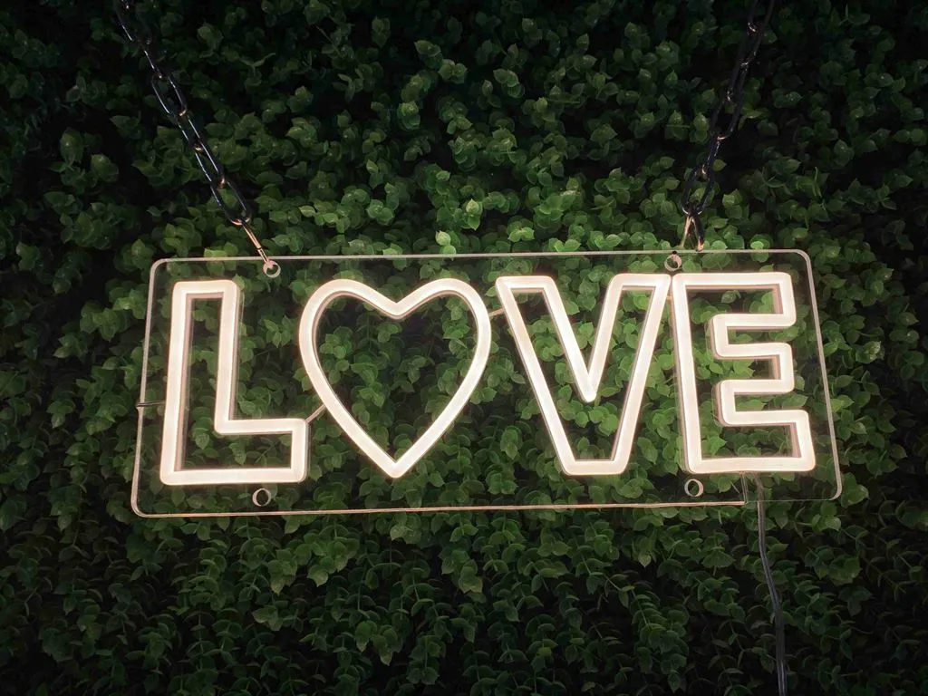 Love - Semn Luminos LED Neon de Inchiriat