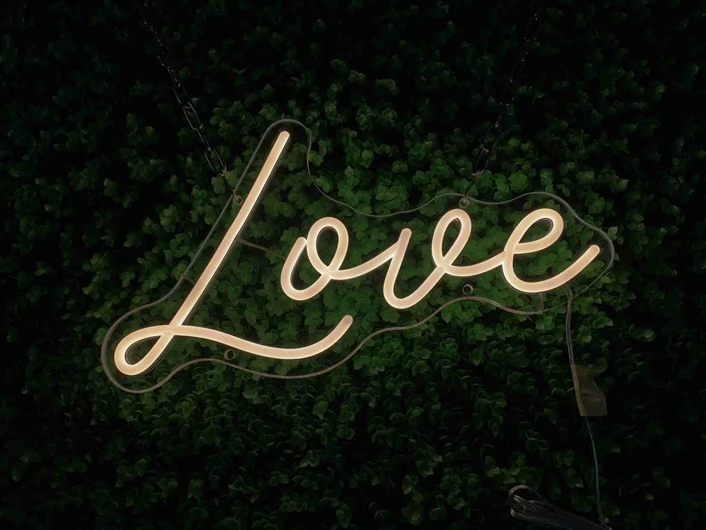 Love - Semn Luminos LED Neon de Inchiriat