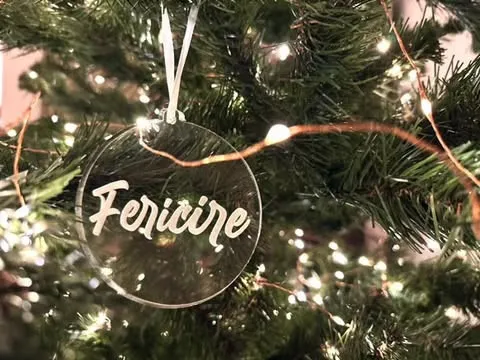 Glob de Crăciun din plexiglas gravat – decor elegant și personalizabil pentru brad