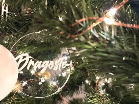 Glob de Crăciun din plexiglas gravat – decor elegant și personalizabil pentru brad