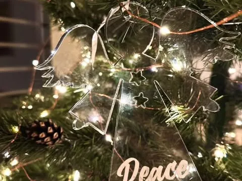 Glob de Crăciun din plexiglas gravat – decor elegant și personalizabil pentru brad