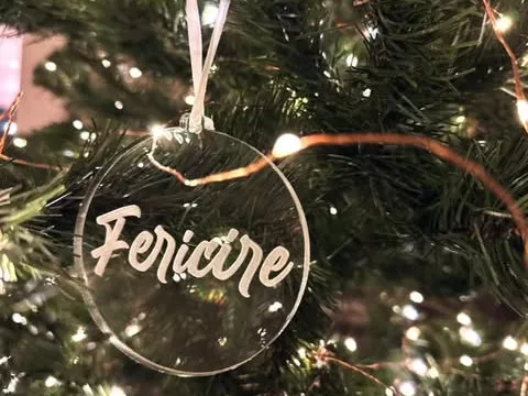 Glob de Crăciun din plexiglas gravat – decor elegant și personalizabil pentru brad