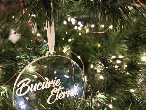 Glob de Crăciun din plexiglas gravat – decor elegant și personalizabil pentru brad