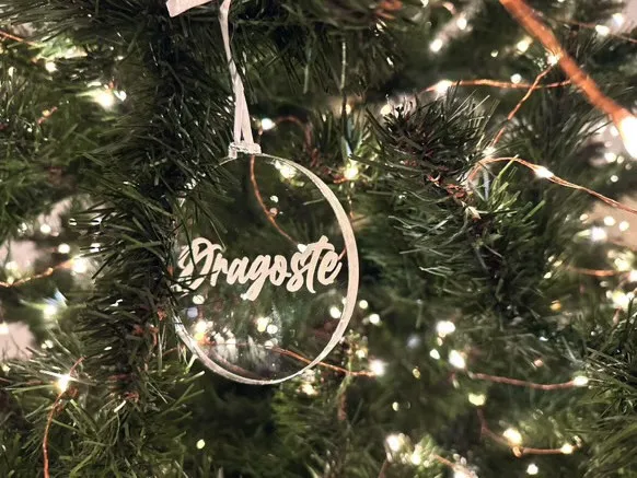 Glob de Crăciun din plexiglas gravat – decor elegant și personalizabil pentru brad