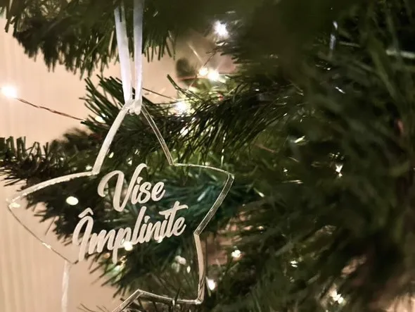 Glob de Crăciun din plexiglas gravat – decor elegant și personalizabil pentru brad