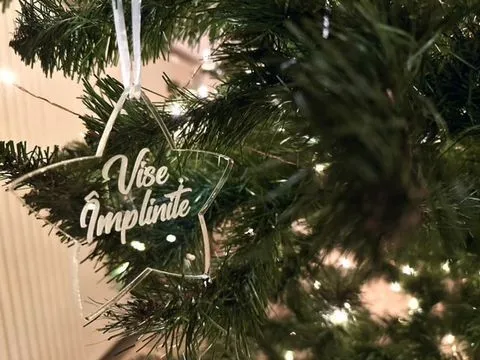 Glob de Crăciun din plexiglas gravat – decor elegant și personalizabil pentru brad