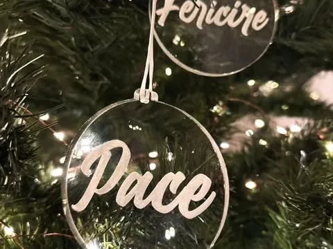 Glob de Crăciun din plexiglas gravat – decor elegant și personalizabil pentru brad