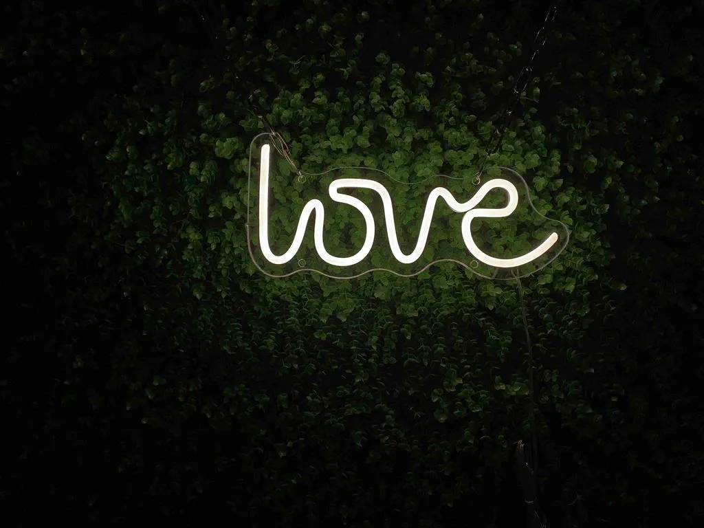 Love - Semn Luminos LED Neon de Inchiriat