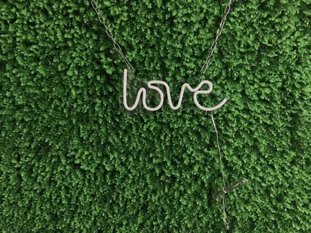 Love - Semn Luminos LED Neon de Inchiriat