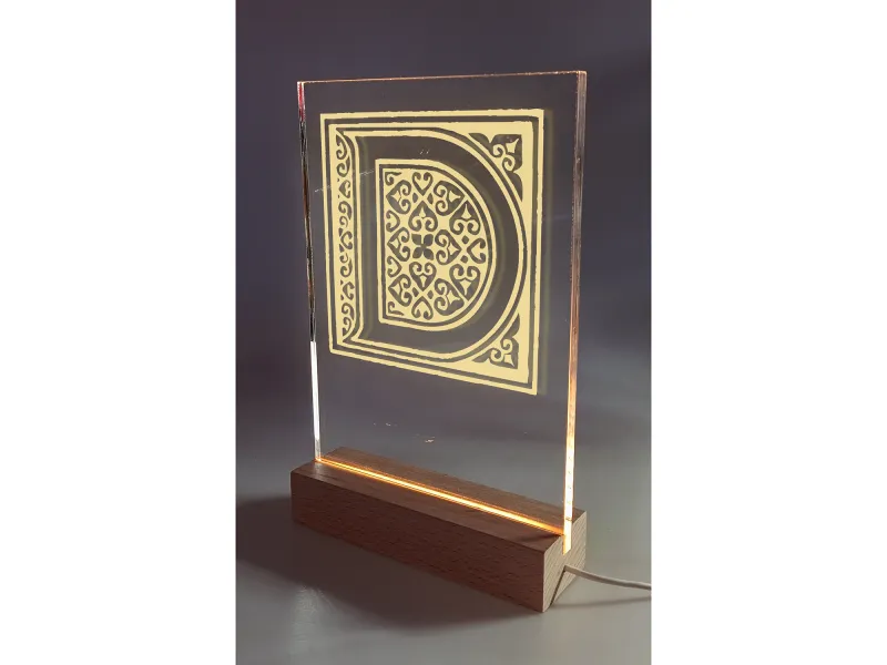 Initiala Ta Gravata - Semn Luminos Gravat in Plexiglas pe Baza Lemn
