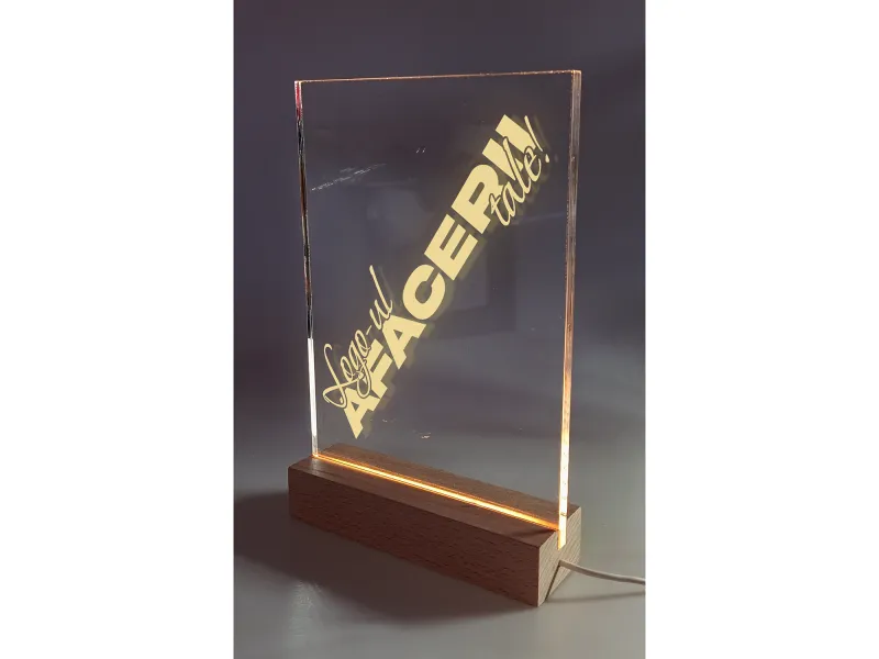 Logo-ul Afacerii Tale - Semn Luminos Gravat in Plexiglas pe Baza Lemn