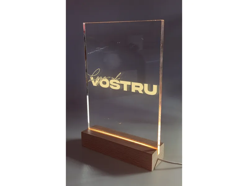 Logo-ul Afacerii Tale - Semn Luminos Gravat in Plexiglas pe Baza Lemn