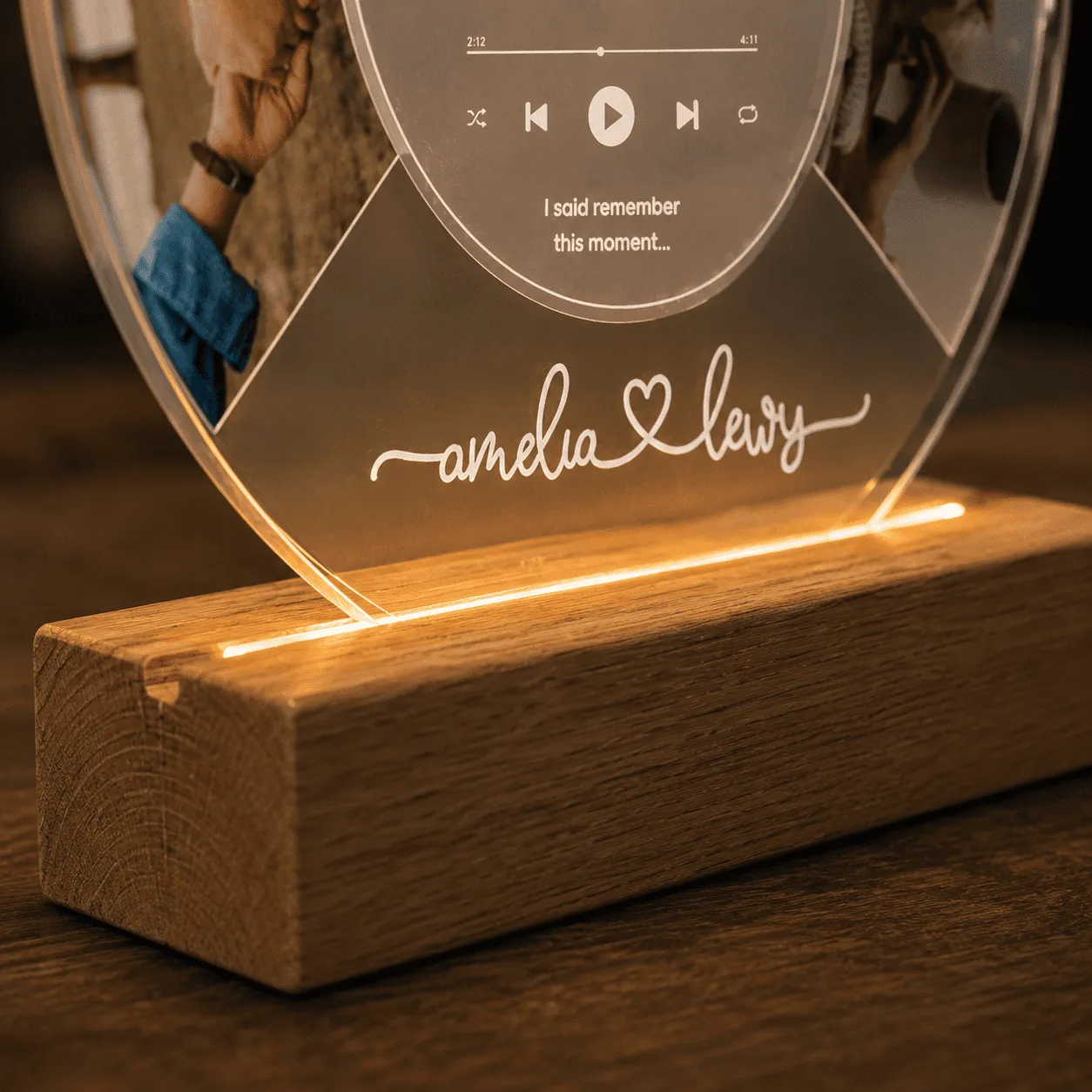 Tablou luminos personalizat cu fotografii, melodie și bază din lemn natur – 40 cm