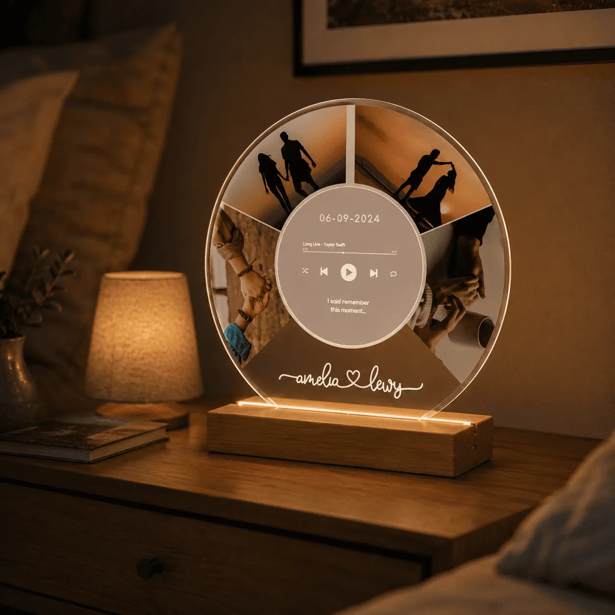 Tablou luminos personalizat cu fotografii, melodie și bază din lemn natur – 40 cm