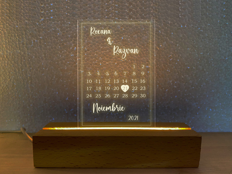 Calendar Personalizat - Semn Luminos Gravat in Plexiglas pe Baza Lemn