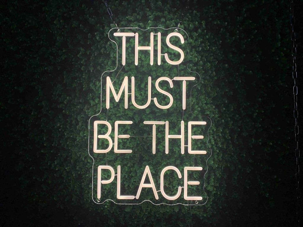 THIS MUST BE THE PLACE - Semn Luminos LED Neon de Inchiriat
