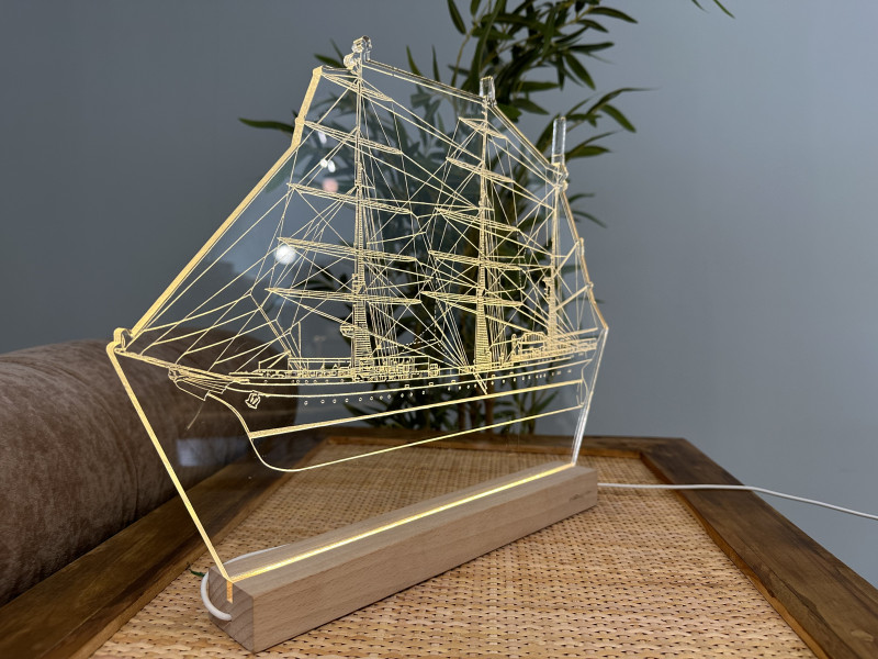 Bricul Mircea - In Plexiglas eingraviertes Leuchtschild auf Holzsockel