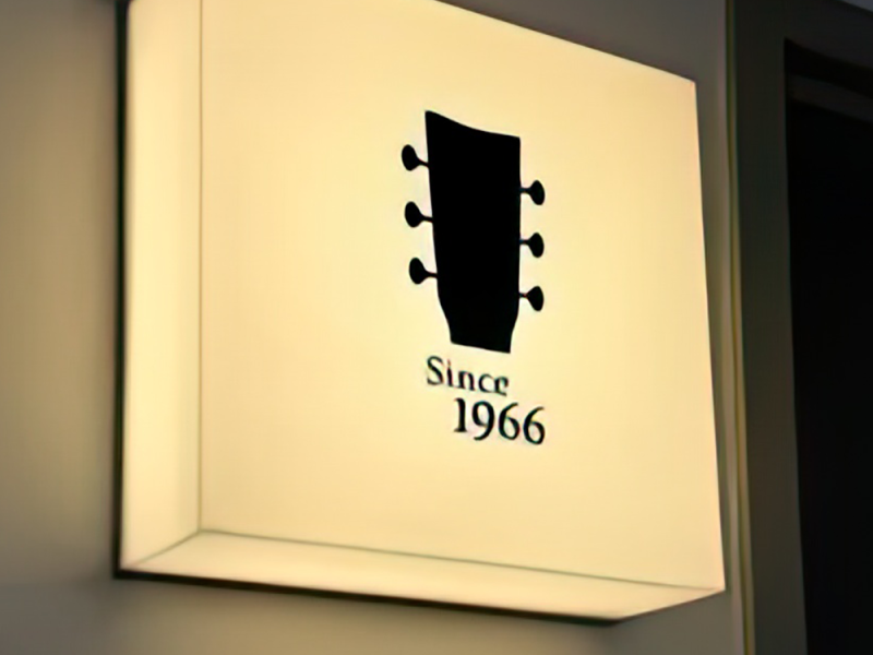 Cutie luminoasă personalizată